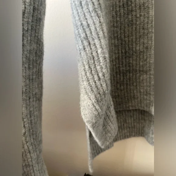 Uniqlo Knitted Gray V-neck Pullover Sweater - Picture 4 of 6